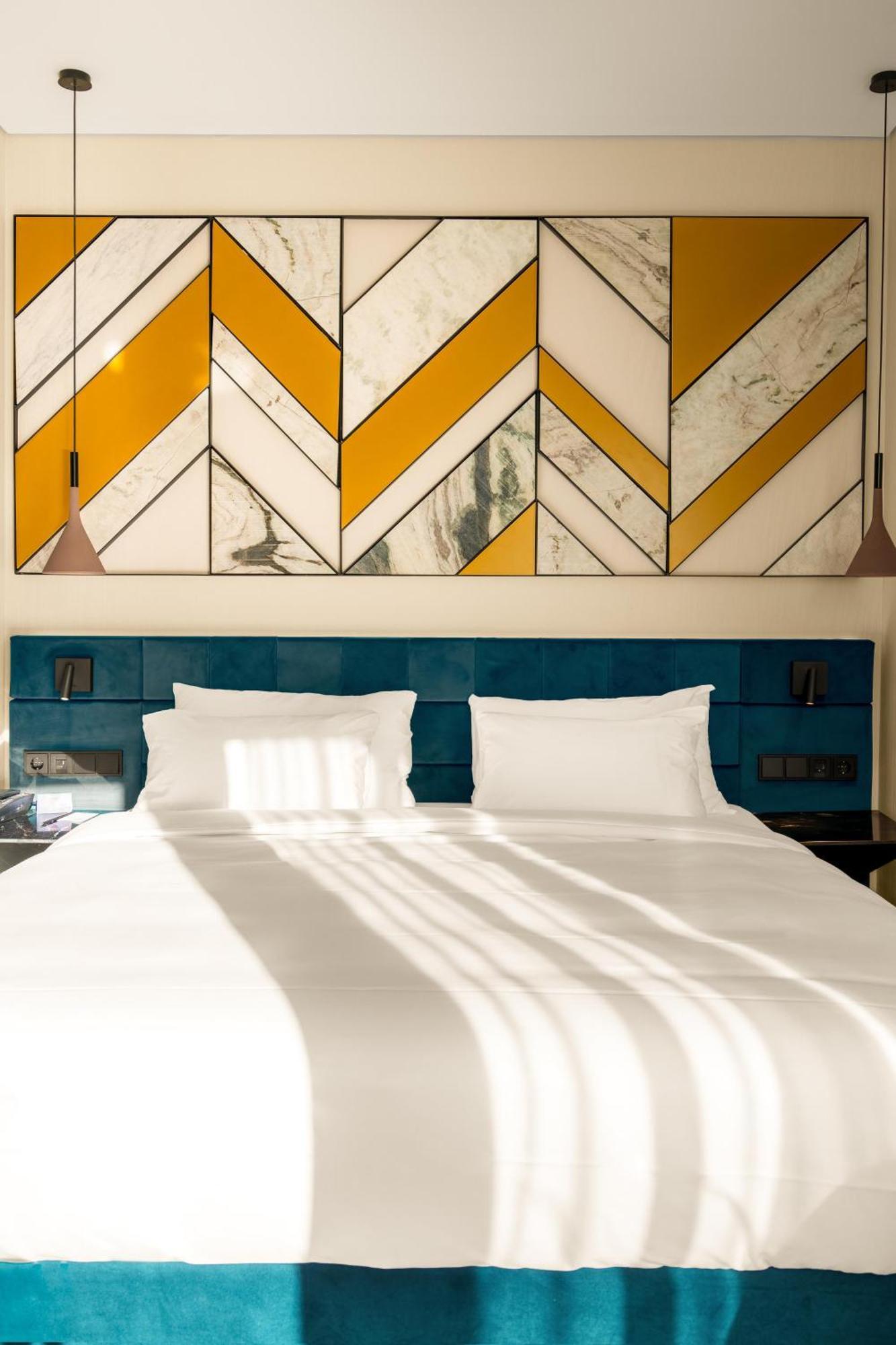 布拉索夫奥鲁姆丽笙酒店 外观 照片 A bed with two pillows