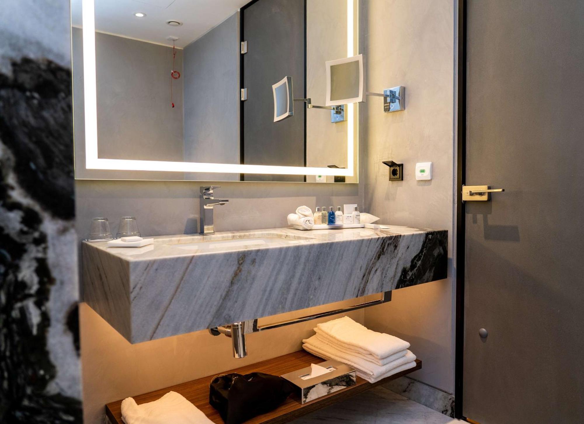 布拉索夫奥鲁姆丽笙酒店 外观 照片 Bathroom