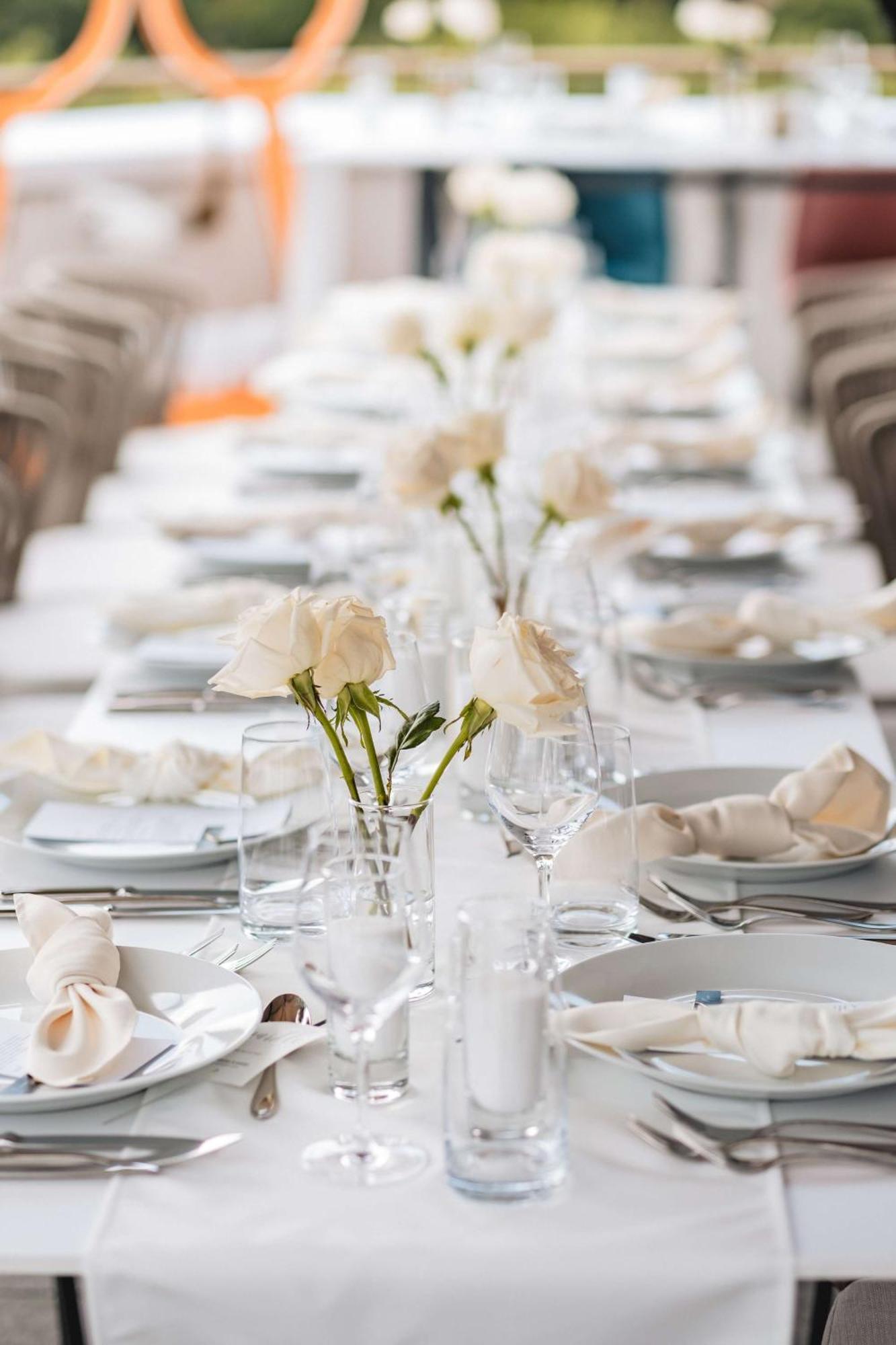 布拉索夫奥鲁姆丽笙酒店 外观 照片 A table set for a formal dinner