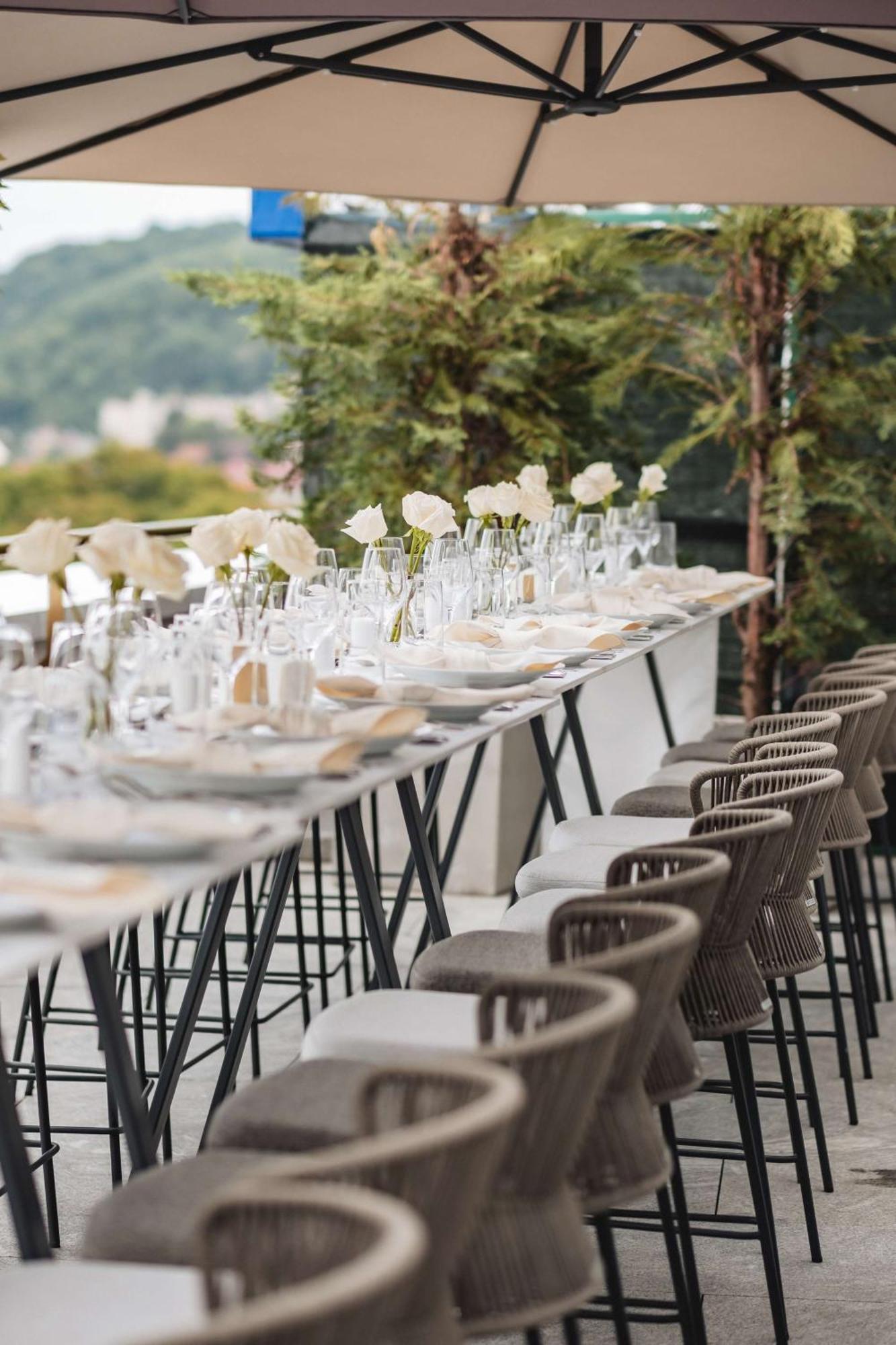 布拉索夫奥鲁姆丽笙酒店 外观 照片 The Terrace at the InterContinental Vienna